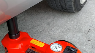 Cool Tool: An Electric Hydraulic Jack Kit Is An All-In-One Solution For A Quick Tire Change